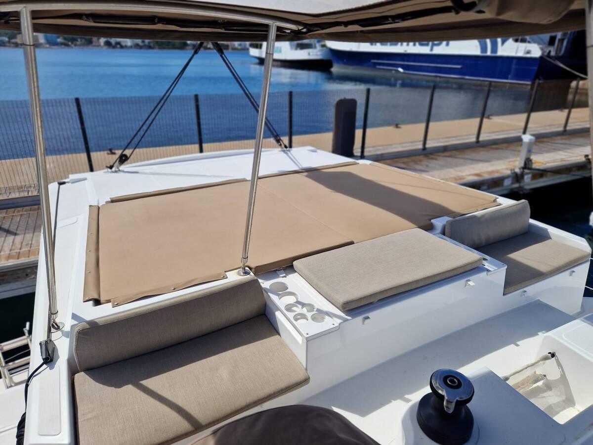 Кормовой диван под хардтопом