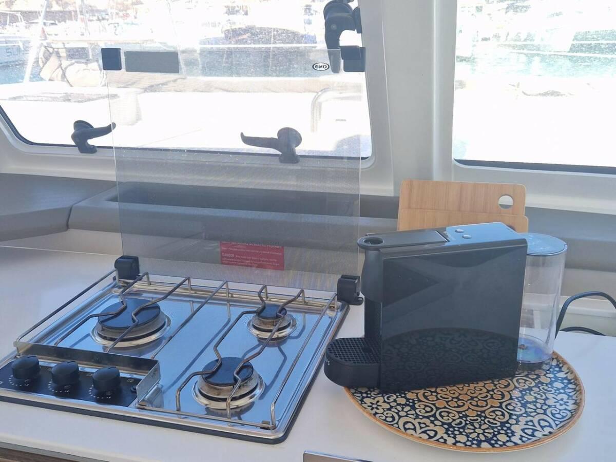 Три газовые конфорки и Nespresso