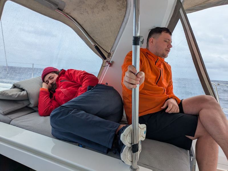 Двое спят в кокпите